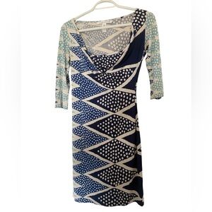 Diane von Furstenberg DVF 100% Silk Blue Cream Geometric Wrap Dress Classic